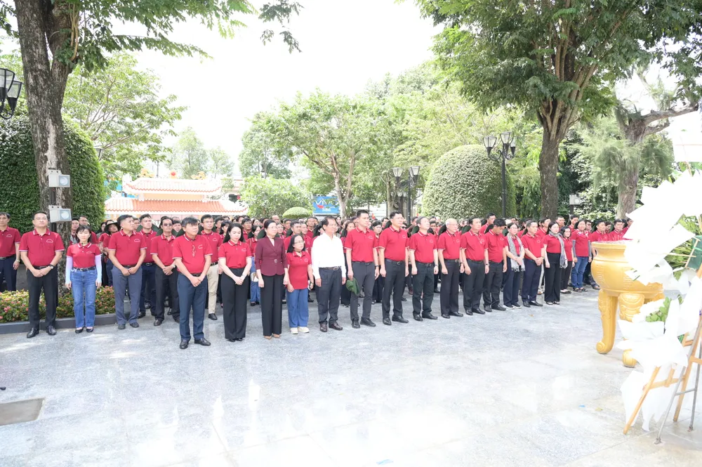 Đoàn đại biểu Ban Tuyên giáo và Dân vận Thành ủy TPHCM đến dâng hoa, dâng hương tưởng nhớ các Anh hùng liệt sĩ và Anh hùng Lực lượng vũ trang nhân dân Võ Thị Sáu. Ảnh: VĂN MINH DSC_0736.jpeg