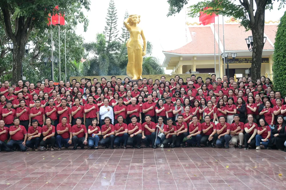 Đoàn đại biểu chụp ảnh lưu niệm dưới chân tượng đài nữ Anh hùng liệt sĩ Võ Thị Sáu. Ảnh: VĂN MINH DSC_0829.jpeg