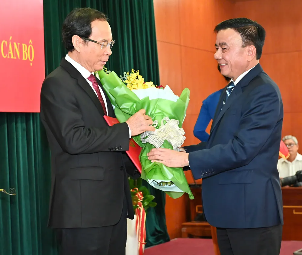 Đồng chí Trần Cẩm Tú trao quyết định và tặng hoa chúc mừng đồng chí Nguyễn Văn Nên. Ảnh: VIỆT DŨNG IMG_1468.jpeg