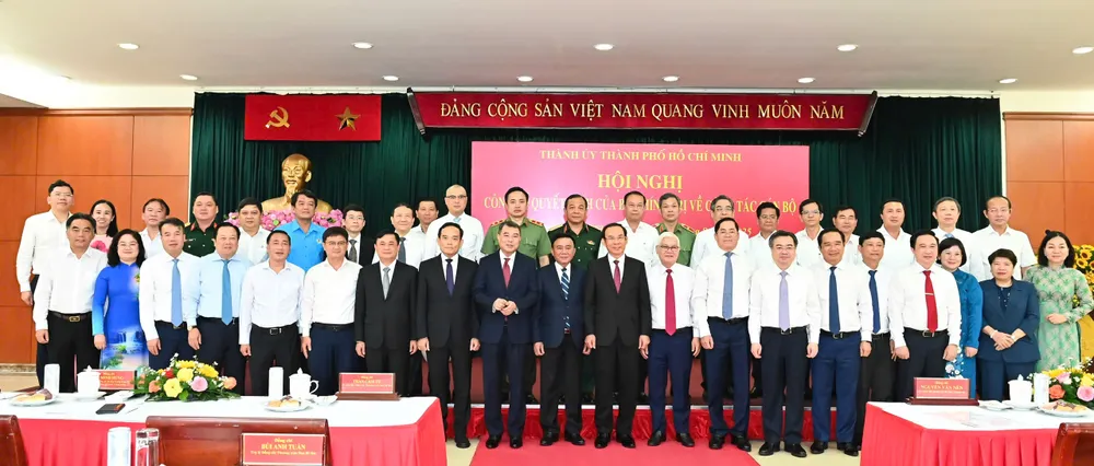 Đồng chí Trần Cẩm Tú cùng lãnh đạo Trung ương và TPHCM chúc mừng đồng chí Nguyễn Văn Nên, đồng chí Trần Lưu Quang. Ảnh: VIỆT DŨNG IMG_1496.jpeg