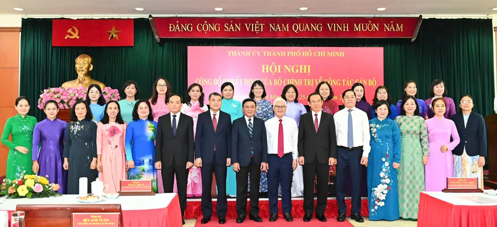 Đồng chí Trần Cẩm Tú cùng lãnh đạo Trung ương và TPHCM chúc mừng đồng chí Nguyễn Văn Nên, đồng chí Trần Lưu Quang. Ảnh: VIỆT DŨNG IMG_1513.jpeg