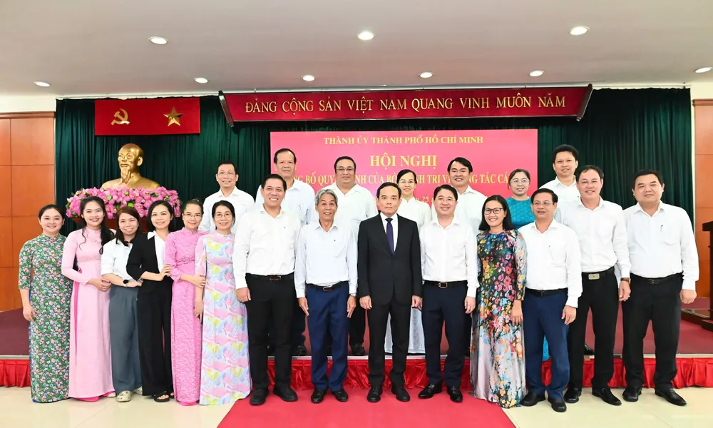 Lãnh đạo Văn phòng Thành ủy TPHCM chúc mừng Bí thư Thành ủy TPHCM Trần Lưu Quang. Ảnh: VIỆT DŨNG IMG_1518.jpeg