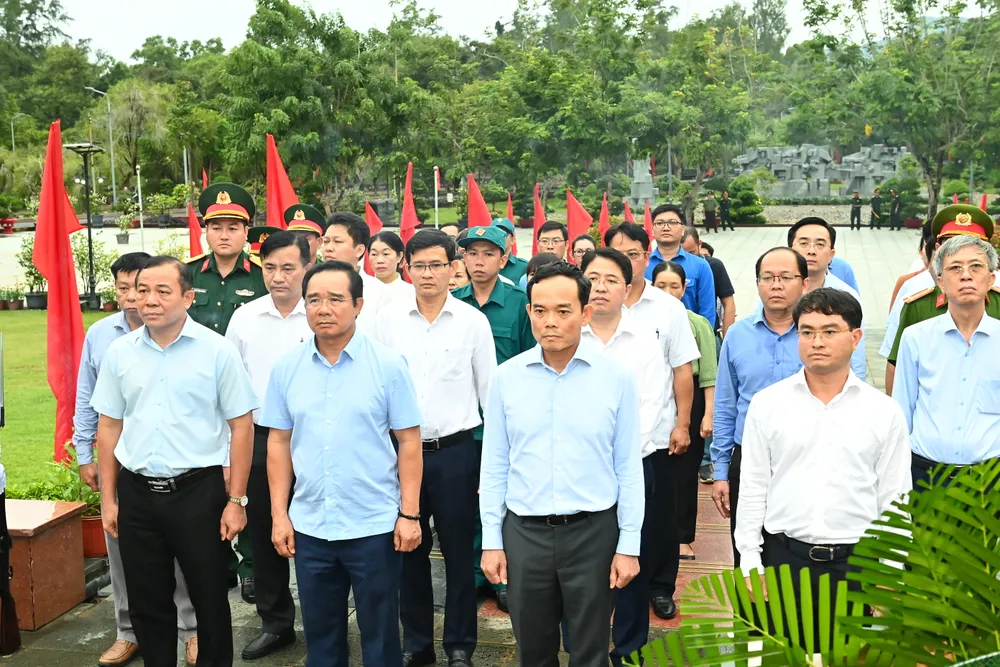 Đồng chí Trần Lưu Quang cùng các đại biểu dâng hoa, dâng hương tại Nghĩa trang Hàng Dương. Ảnh: VIỆT DŨNG DSC_3140.jpeg