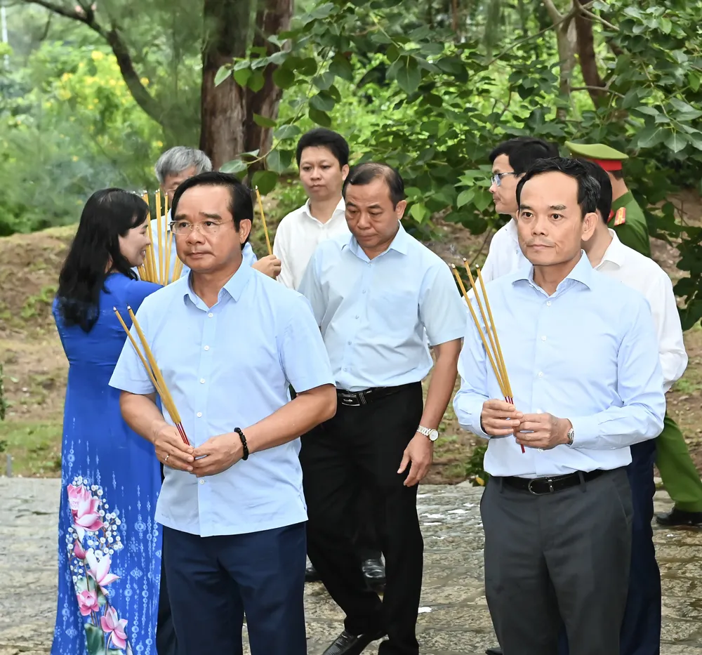 Đồng chí Trần Lưu Quang và đồng chí Nguyễn Văn Được cùng đoàn đại biểu dâng hương mộ phần các Anh hùng liệt sĩ. Ảnh: VIỆT DŨNG DSC_3239.jpeg