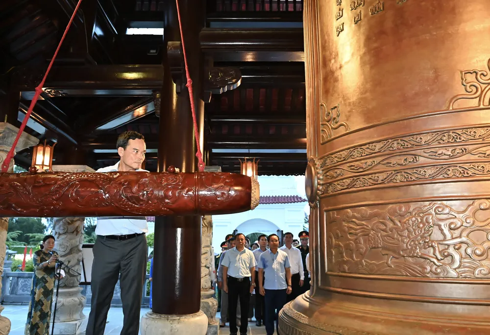 Bí thư Thành ủy TPHCM Trần Lưu Quang thỉnh hồi chuông 9 tiếng tại Đền thờ Côn Đảo. Ảnh: VIỆT DŨNG DSC_3471.jpeg