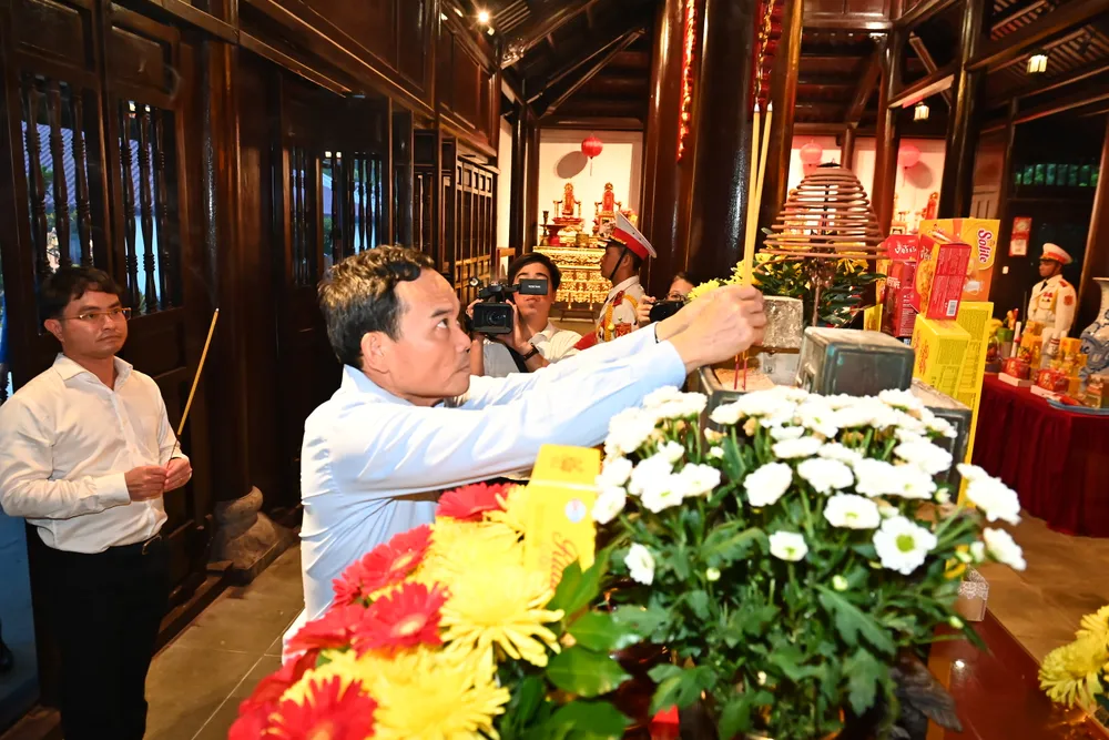Đồng chí Trần Lưu Quang thành kính dâng hương Chủ tịch Hồ Chí Minh tại Đền thờ Côn Đảo. Ảnh: VIỆT DŨNG DSC_3497.jpeg