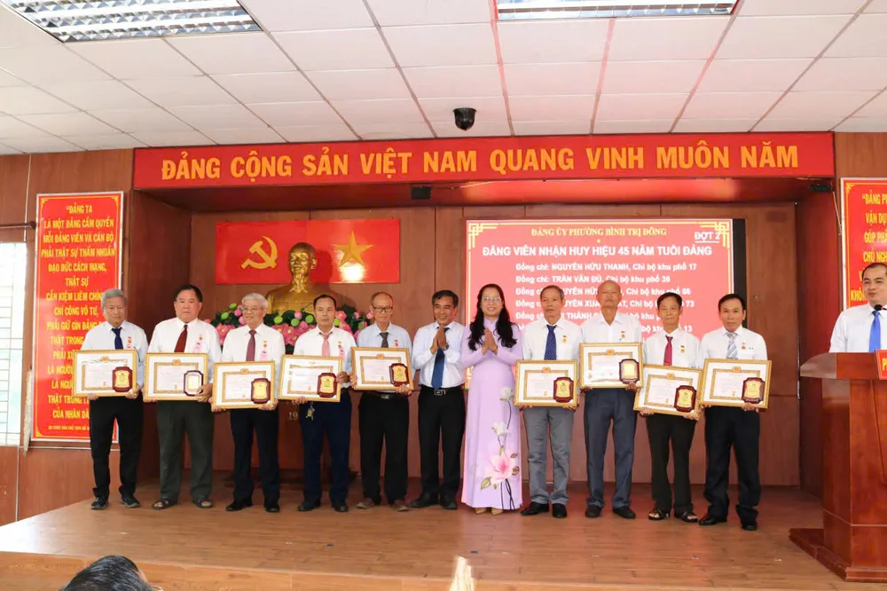 Phó Bí thư Thường trực Đảng ủy phường Bình Trị Đông Nguyễn Thị Bé Hai trao Huy hiệu 45 năm tuổi Đảng đến các đồng chí đảng viên 840d47daf39978c72188.jpg