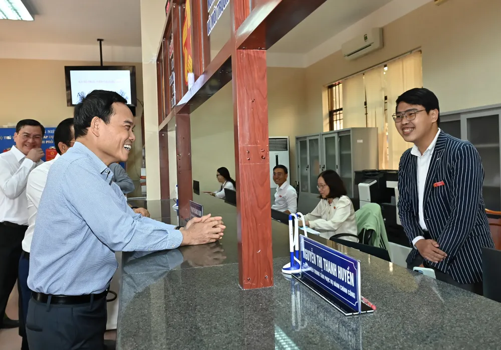 Đồng chí Trần Lưu Quang thăm hỏi đội ngũ cán bộ đang làm việc tại Trung tâm Phục vụ hành chính công đặc khu Côn Đảo. Ảnh: VIỆT DŨNG DSC_3605.jpeg