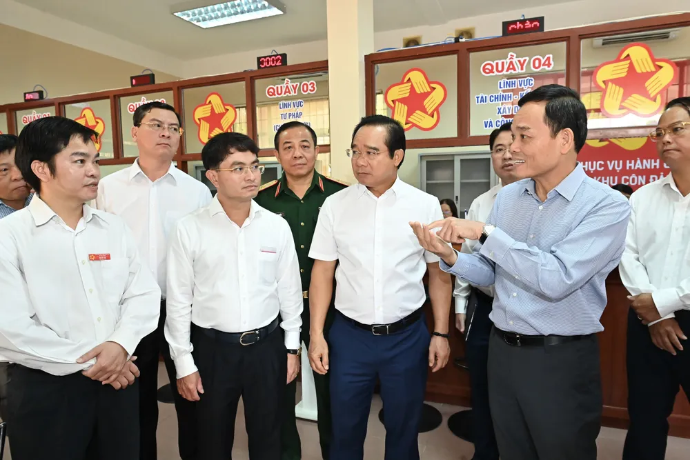Bí thư Thành ủy TPHCM Trần Lưu Quang và đoàn công tác khảo sát tình hình hoạt động Trung tâm Phục vụ hành chính công đặc khu Côn Đảo. Ảnh: VIỆT DŨNG DSC_3701.jpeg