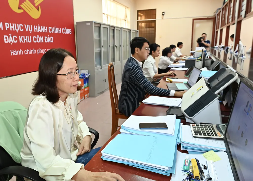 Cán bộ đang làm việc tại Trung tâm Phục vụ hành chính công đặc khu Côn Đảo. Ảnh: VIỆT DŨNG DSC_3758.jpeg