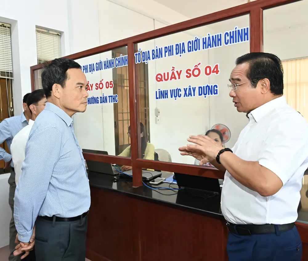 Đồng chí Trần Lưu Quang và đồng chí Nguyễn Văn Được khảo sát khu vực tiếp nhận hồ sơ không phụ thuộc địa giới hành chính. Ảnh: VIỆT DŨNG DSC_3772.jpeg