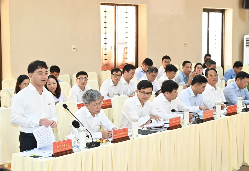 Đồng chí Lê Anh Tú báo cáo với đoàn công tác. Ảnh: VIỆT DŨNG DSC_3956.jpeg