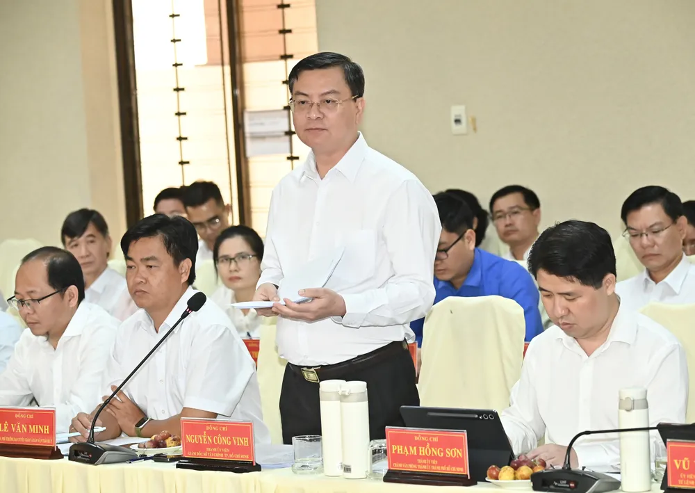 Giám đốc Sở Tài chính TPHCM Nguyễn Công Vinh trao đổi với địa phương. Ảnh: VIỆT DŨNG DSC_4005.jpeg
