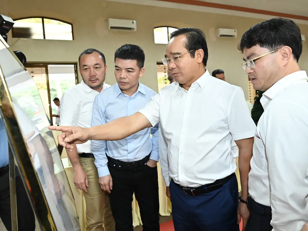 Chủ tịch UBND TPHCM Nguyễn Văn Được trao đổi với lãnh đạo Đặc khu Côn Đảo về quy hoạch. Ảnh: VIỆT DŨNG DSC_4085.jpeg