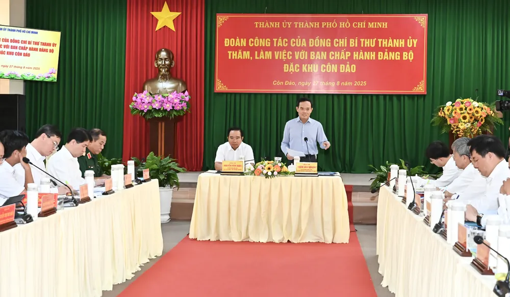 Bí thư Thành ủy TPHCM Trần Lưu Quang kết luận buổi làm việc. Ảnh: VIỆT DŨNG DSC_4294.jpeg