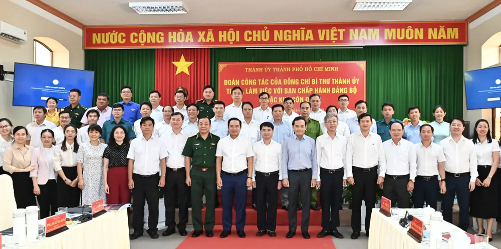 Đồng chí Trần Lưu Quang cùng đoàn công tác đến thăm, làm việc với Ban Chấp hành Đảng bộ Đặc khu Côn Đảo. Ảnh: VIỆT DŨNG DSC_4371.jpeg