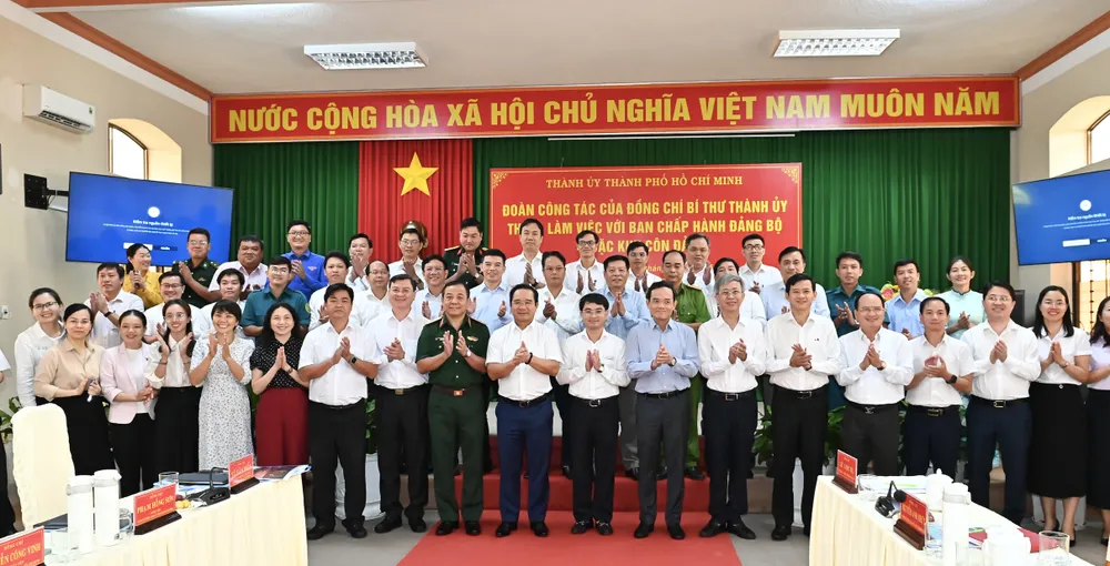 Đồng chí Trần Lưu Quang cùng đoàn công tác đến thăm, làm việc với Ban Chấp hành Đảng bộ Đặc khu Côn Đảo. Ảnh: VIỆT DŨNG DSC_4380.jpeg