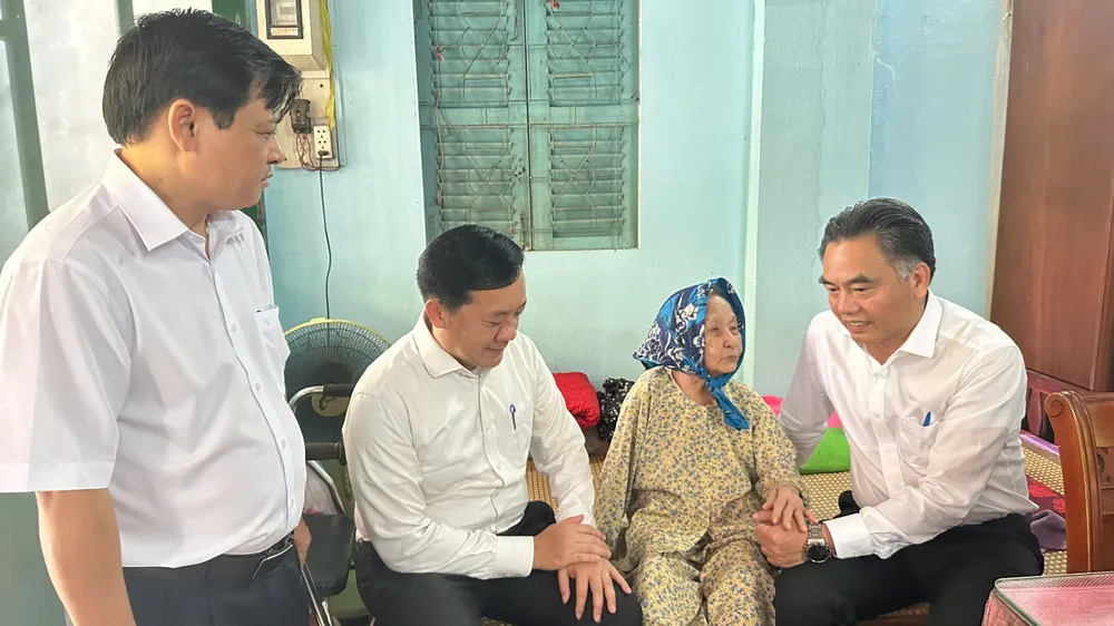 Phó Chủ tịch UBND TPHCM Nguyễn Lộc Hà đến thăm, tặng quà Mẹ Việt Nam anh hùng Thiều Thị Xuyến Phó Chủ tịch UBND TPHCM Nguyễn Lộc Hà đến thăm, tặng quà Mẹ Việt Nam anh hùng Thiều Thị Xuyến
