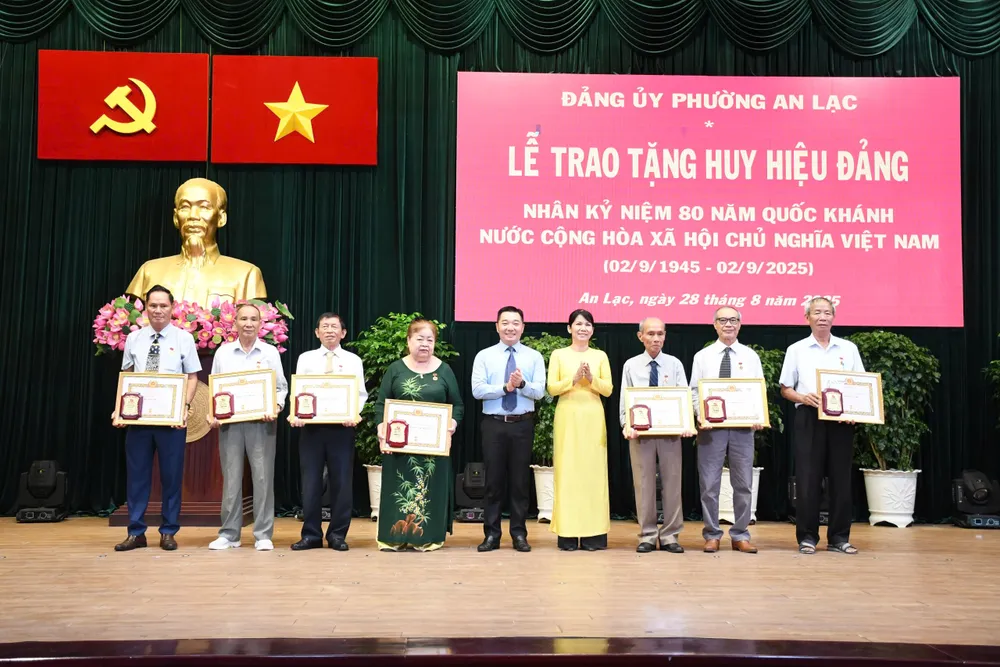 Lãnh đạo phường An Lạc trao tặng Huy hiệu Đảng Lãnh đạo phường An Lạc trao tặng Huy hiệu Đảng