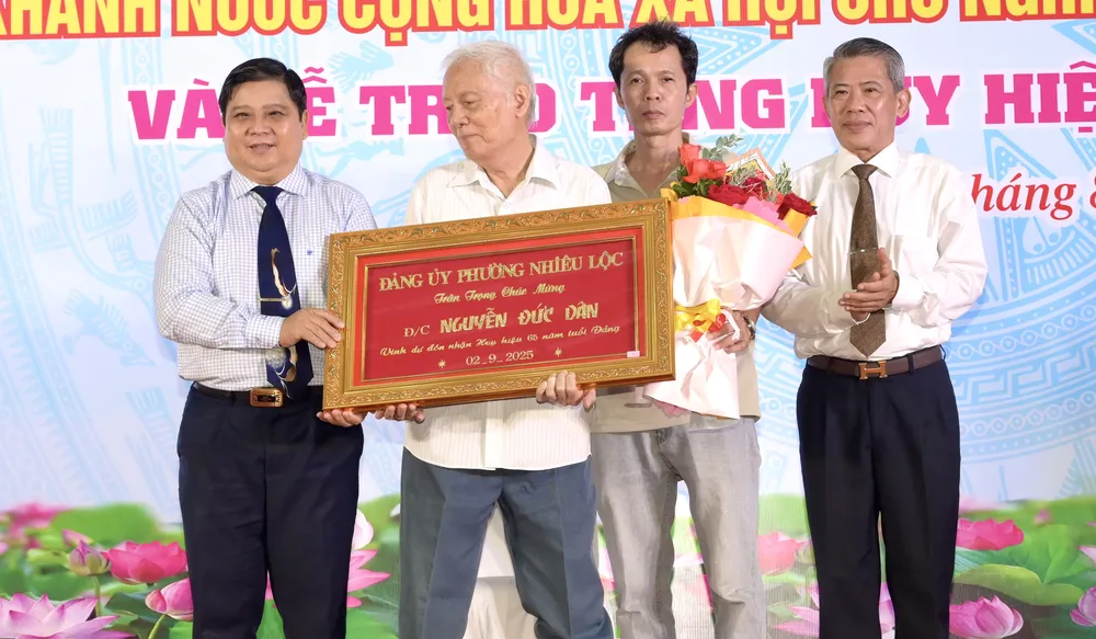 Đồng chí Nguyễn Chí Trung trao Huy hiệu 65 năm tuổi Đảng đến đồng chí Nguyễn Đức Dân. Ảnh: VĂN MINH DSC_1646.jpeg