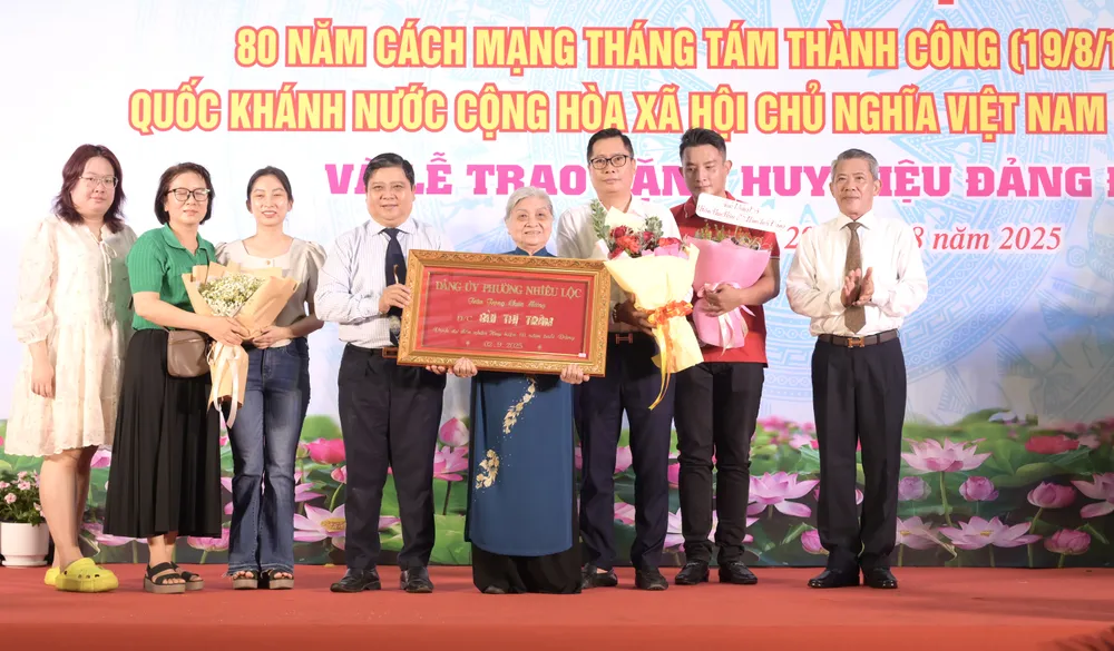 Đồng chí Nguyễn Chí Trung trao Huy hiệu 60 năm tuổi Đảng đến đồng chí Bùi Thị Trâm. Ảnh: VĂN MINH DSC_1671.jpeg