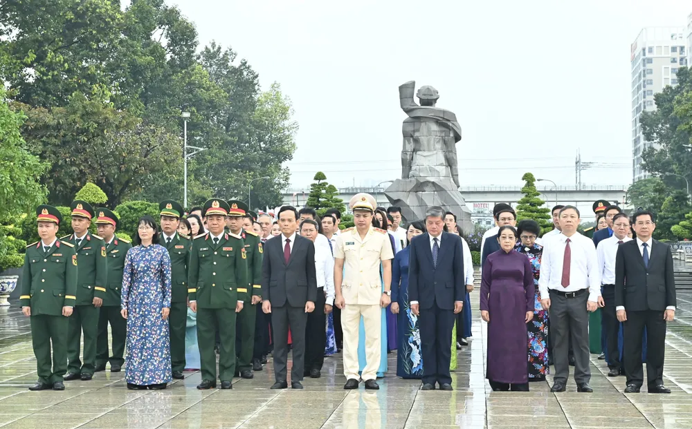 Đồng chí Trần Lưu Quang cùng đoàn đại biểu dâng hoa, dâng hương tại Nghĩa trang Liệt sĩ TPHCM. Ảnh: VIỆT DŨNG DSC_6279.jpeg