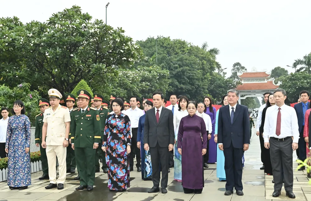 Đồng chí Trần Lưu Quang cùng đoàn đại biểu dâng hoa, dâng hương tại Nghĩa trang TPHCM. Ảnh: VIỆT DŨNG DSC_6439.jpeg