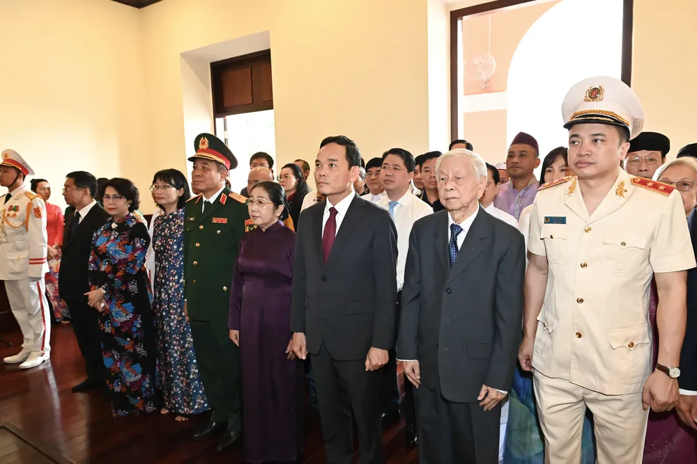 Bí thư Thành ủy TPHCM Trần Lưu Quang cùng đoàn đại biểu dâng hoa, dâng hương tưởng nhớ Chủ tịch Hồ Chí Minh. Ảnh: VIỆT DŨNG DSC_6495.jpeg