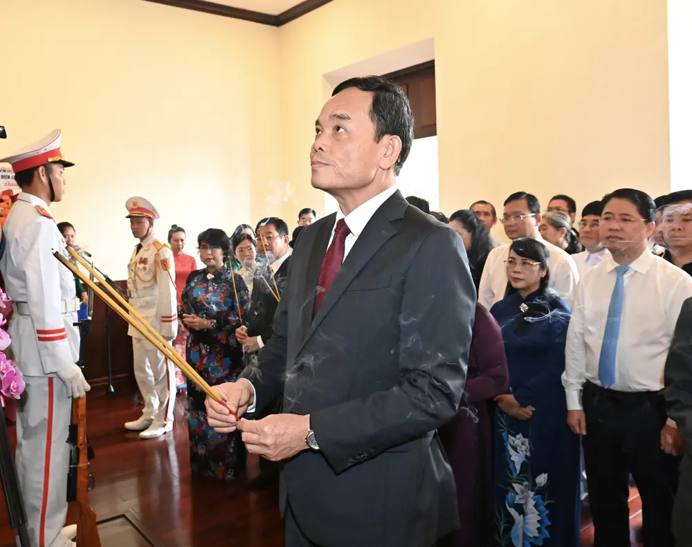 Bí thư Thành ủy TPHCM Trần Lưu Quang cùng đoàn đại biểu dâng hoa, dâng hương tưởng nhớ Chủ tịch Hồ Chí Minh. Ảnh: VIỆT DŨNG DSC_6522.jpeg