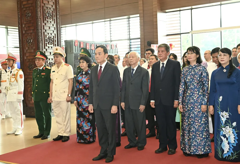 Bí thư Thành ủy TPHCM Trần Lưu Quang cùng đoàn đại biểu dâng hoa, dâng hương tưởng nhớ Chủ tịch Tôn Đức Thắng. Ảnh: VIỆT DŨNG DSC_6641.jpeg