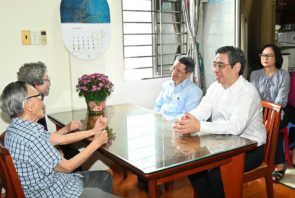 Đồng chí Nguyễn Phước Lộc thăm hỏi, trò chuyện cùng ông Nguyễn Chương. Ảnh: VIỆT DŨNG IMG_2216.jpeg