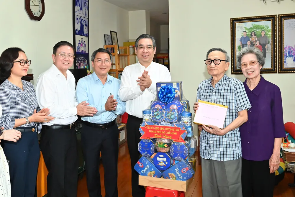 Đồng chí Nguyễn Phước Lộc thăm hỏi, tặng quà đến gia đình ông Nguyễn Chương. Ảnh: VIỆT DŨNG IMG_2220.jpeg