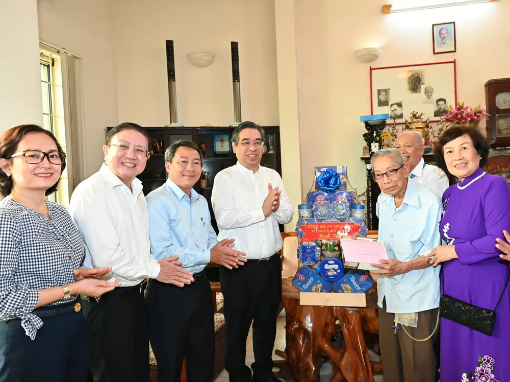 Đồng chí Nguyễn Phước Lộc thăm hỏi, tặng quà đến gia đình ông Huỳnh Phước Hỷ. Ảnh: VIỆT DŨNG IMG_2222.jpeg