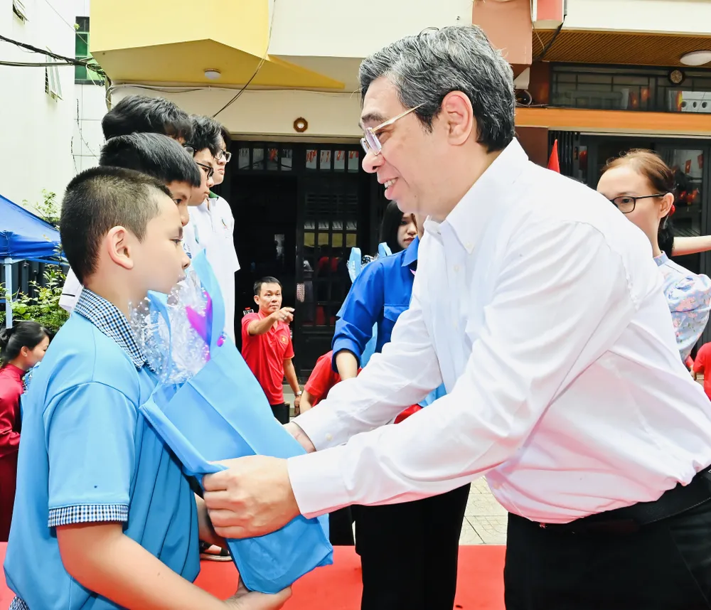 Đồng chí Nguyễn Phước Lộc tặng quà các em học sinh. Ảnh: VIỆT DŨNG DSC_7044.jpeg