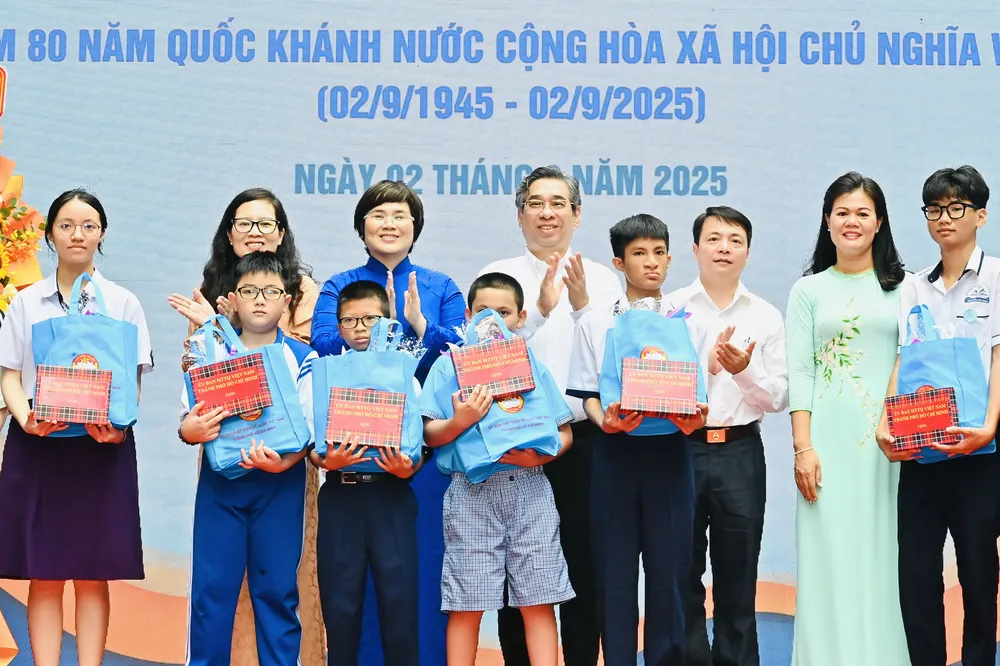 Đồng chí Nguyễn Phước Lộc và Bí thư Đảng ủy, Chủ tịch HĐND phường An Đông Trương Minh Kiều trao quà đến các em nhỏ. Ảnh: VIỆT DŨNG DSC_7063.jpeg