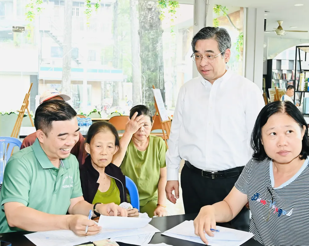 Đồng chí Nguyễn Phước Lộc đến thăm hỏi người dân, động viên cán bộ làm nhiệm vụ, góp phần đưa quà đến tay người dân chu đáo. Ảnh: VIỆT DŨNG DSC_7076.jpeg