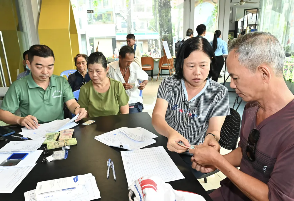 Cán bộ trao món quà ý nghĩa đến tận tay người dân. Ảnh: VIỆT DŨNG DSC_7099.jpeg
