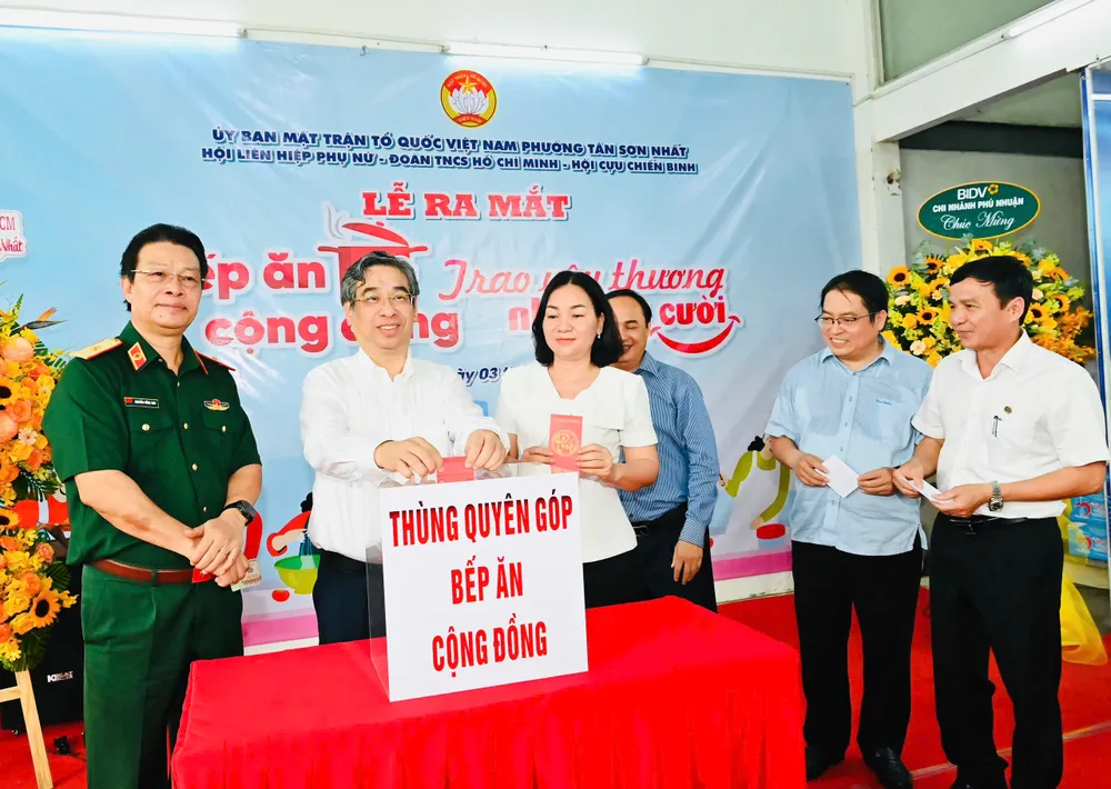 Đồng chí Nguyễn Phước Lộc cùng các đại biểu ủng hộ Bếp ăn cộng đồng. Ảnh: VIỆT DŨNG 049c42e8ecc667983ed7.jpg