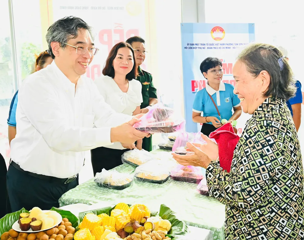 Đồng chí Nguyễn Phước Lộc trao suất cơm miễn phí đến người dân. Ảnh: VIỆT DŨNG 8223da55757bfe25a76a.jpg