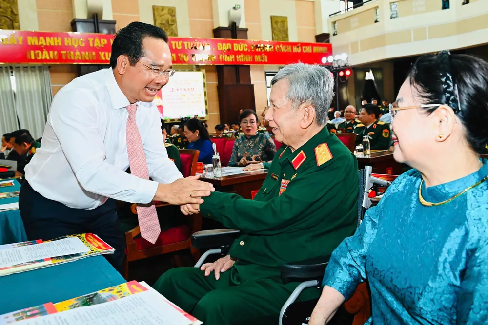 Chủ tịch UBND TPHCM Nguyễn Văn Được thăm hỏi các đại biểu dự lễ kỷ niệm. Ảnh: VIỆT DŨNG 8420b4f514de9f80c6cf.jpg