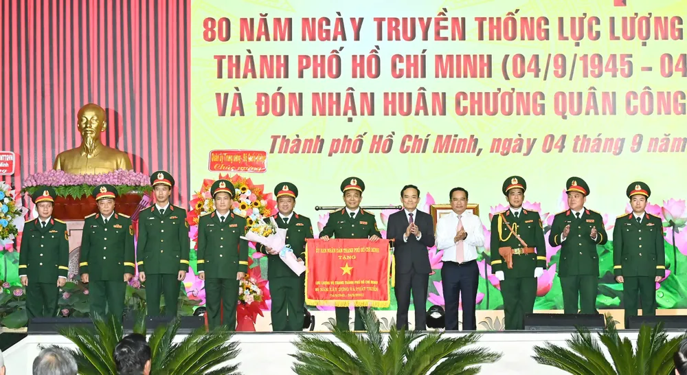 Bí thư Thành ủy TPHCM Trần Lưu Quang và Chủ tịch UBND TPHCM Nguyễn Văn Được trao Cờ truyền thống cho Lực lượng vũ trang TPHCM. Ảnh: VIỆT DŨNG 8706c60d6227e979b036.jpg