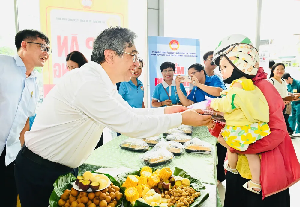 Đồng chí Nguyễn Phước Lộc trao suất cơm miễn phí đến người dân. Ảnh: VIỆT DŨNG a4f0d86e7440ff1ea651.jpg