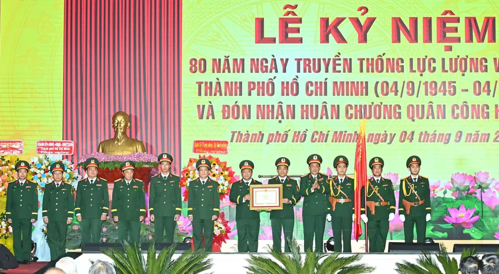 Thượng tướng Võ Minh Lương, Thứ trưởng Bộ Quốc phòng trao Huân chương Quân công hạng Ba cho Bộ Tư lệnh TPHCM. Ảnh: VIỆT DŨNG c326d12b7501fe5fa710.jpg