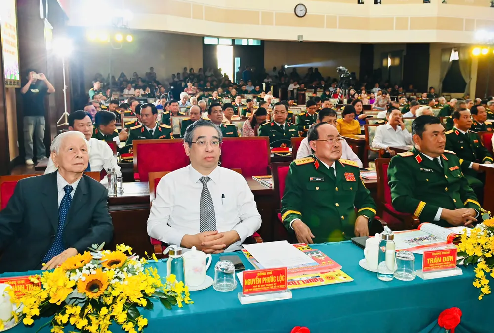 Phó Bí thư Thành ủy, Chủ tịch Ủy ban MTTQ Việt Nam TPHCM Nguyễn Phước Lộc và các đồng chí lãnh đạo, nguyên lãnh đạo Bộ Quốc phòng, Quân khu 7 và TPHCM dự lễ kỷ niệm. Ảnh: VIỆT DŨNG e4ee013ba1102a4e7301.jpg