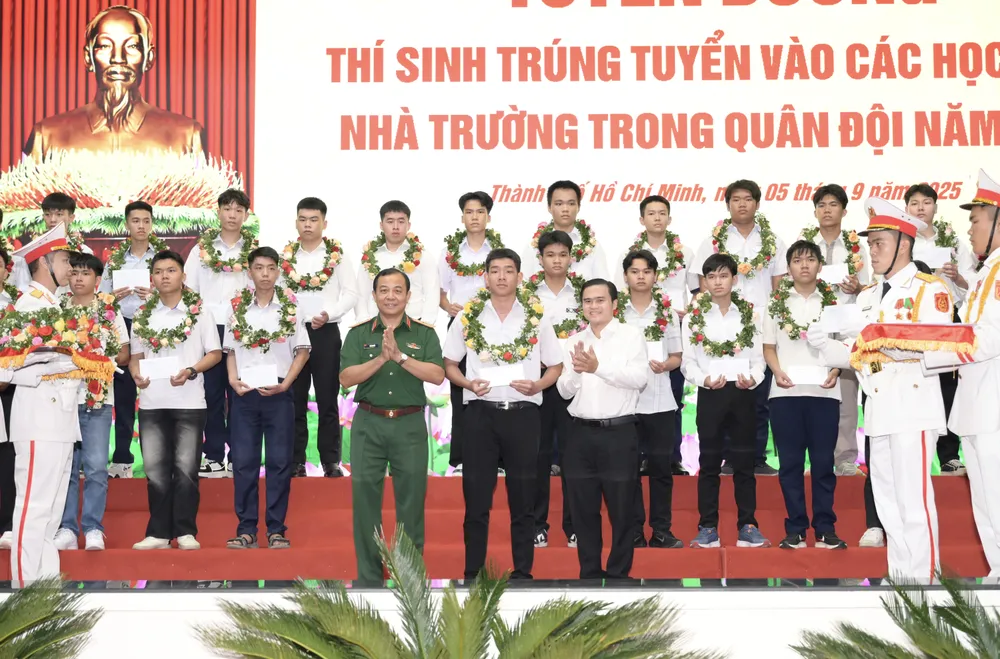 Thiếu tướng Vũ Văn Điền, Tư lệnh Bộ Tư lệnh TPHCM và đồng chí Cao Thanh Bình, Trưởng Ban Văn hóa - Xã hội HĐND TPHCM chúc mừng các thí sinh trúng tuyển. Ảnh: VĂN MINH DSC_2155.jpeg