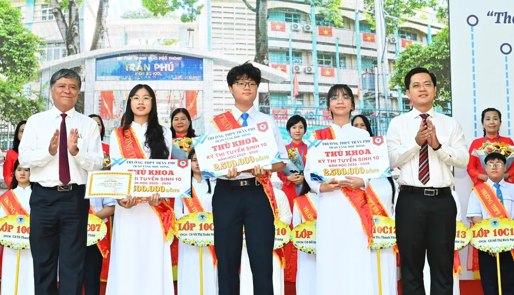 Học sinh Trường THPT Trần Phú (phường Phú Thọ Hòa) tại lễ khai giảng năm học mới. Ảnh: VIỆT DŨNG IMG_2472.jpeg