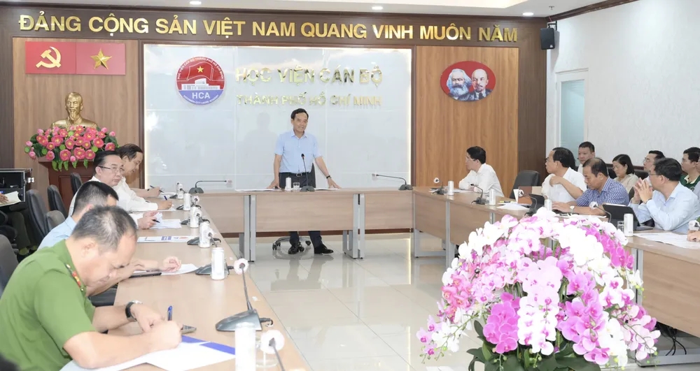 Bí thư Thành ủy TPHCM Trần Lưu Quang chủ trì buổi làm việc. Ảnh: VĂN MINH DSC_2639.jpeg