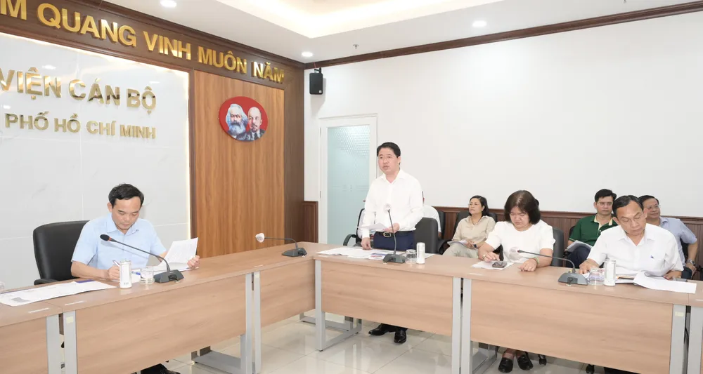Chánh Văn phòng Thành ủy TPHCM Phạm Hồng Sơn báo cáo tiến độ chuẩn bị chuẩn bị và tổ chức phục vụ đại hội. Ảnh: VĂN MINH DSC_2680.jpeg