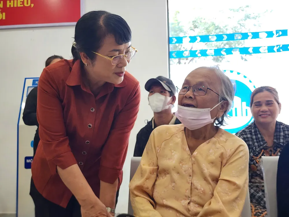 ĐBQH Trần Kim Yến khảo sát ý kiến người dân khi đến làm thủ tục hành chính. Ảnh: NGỌC ÁNH 6502004a93b918e741a8.jpg