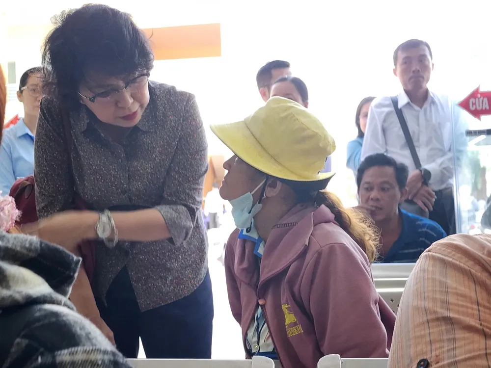ĐBQH Tô Thị Bích Châu khảo sát ý kiến người dân khi đến làm thủ tục hành chính. Ảnh: NGỌC ÁNH c3c29ce014139f4dc602.jpg